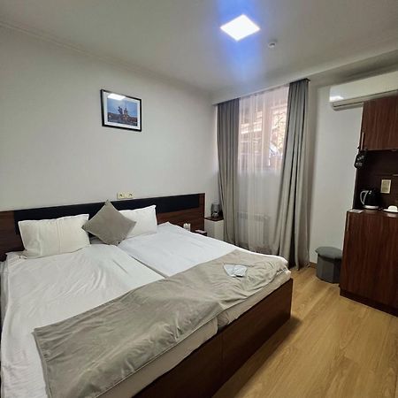 Mashtots Hotel Yerevan Bagian luar foto