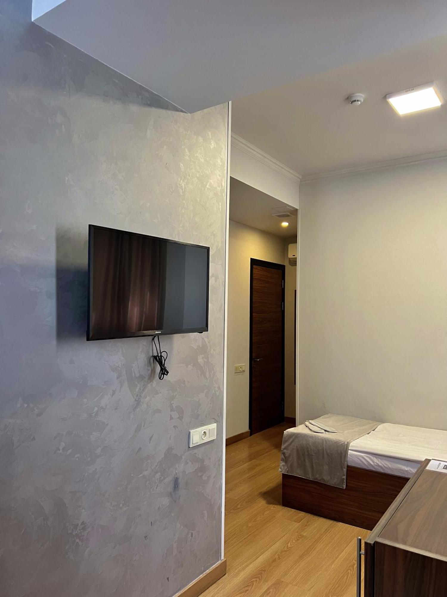 Mashtots Hotel Yerevan Bagian luar foto
