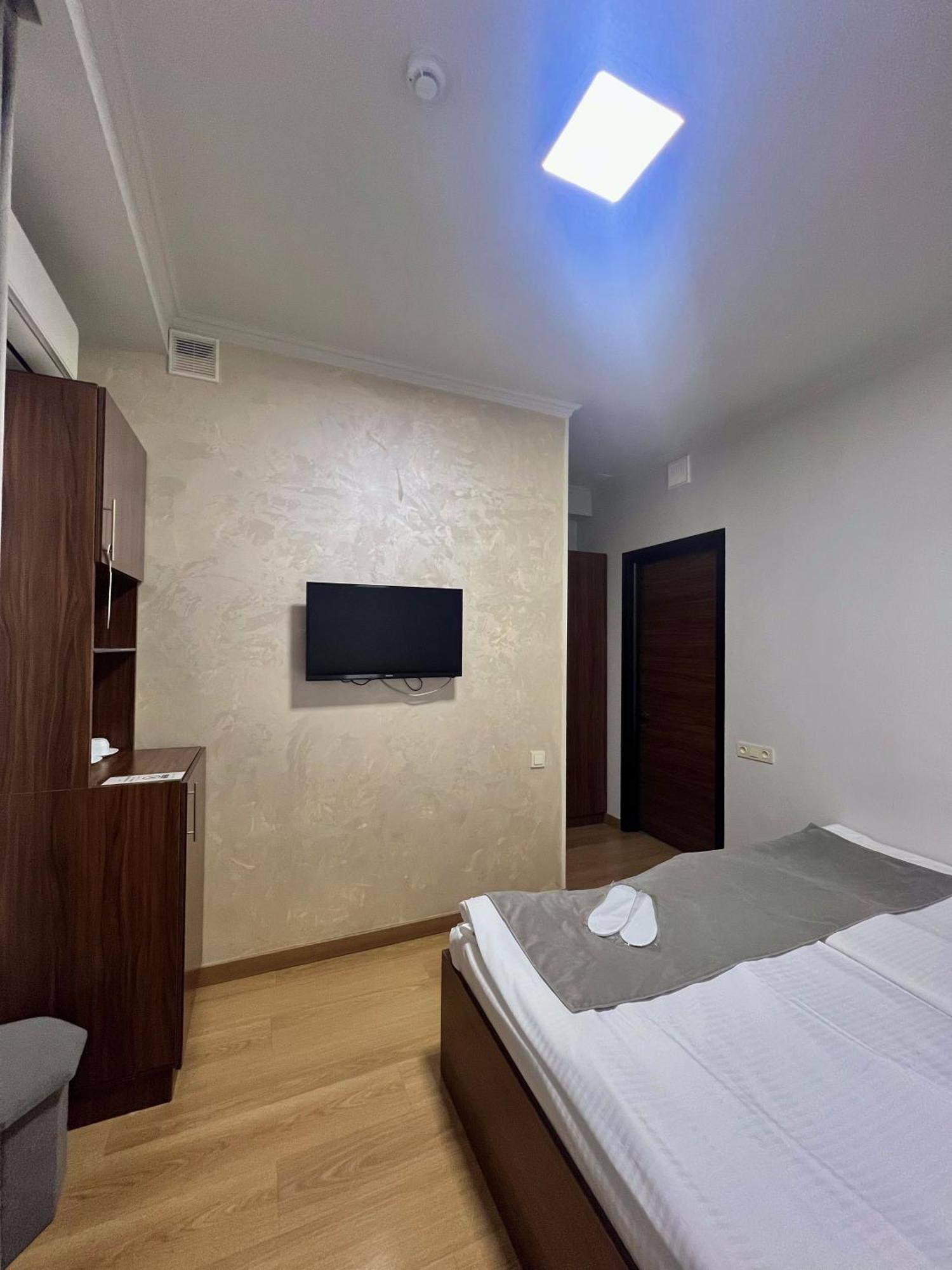 Mashtots Hotel Yerevan Bagian luar foto