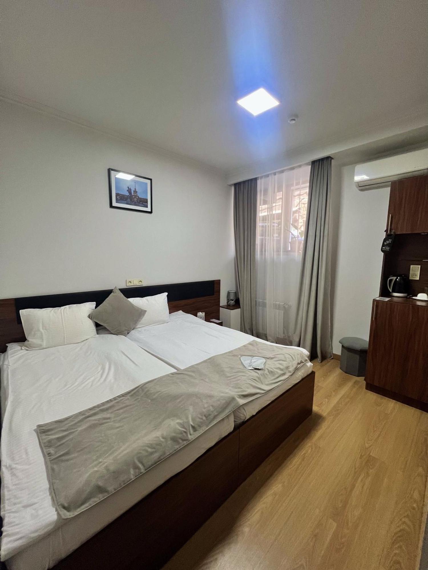 Mashtots Hotel Yerevan Bagian luar foto