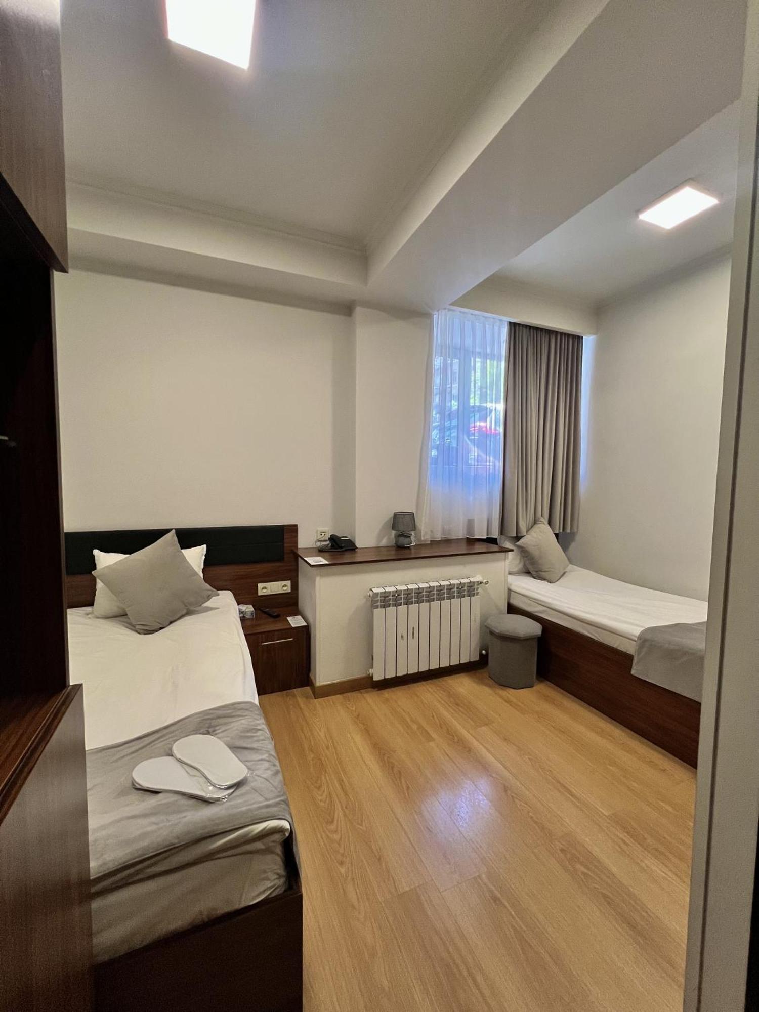 Mashtots Hotel Yerevan Bagian luar foto