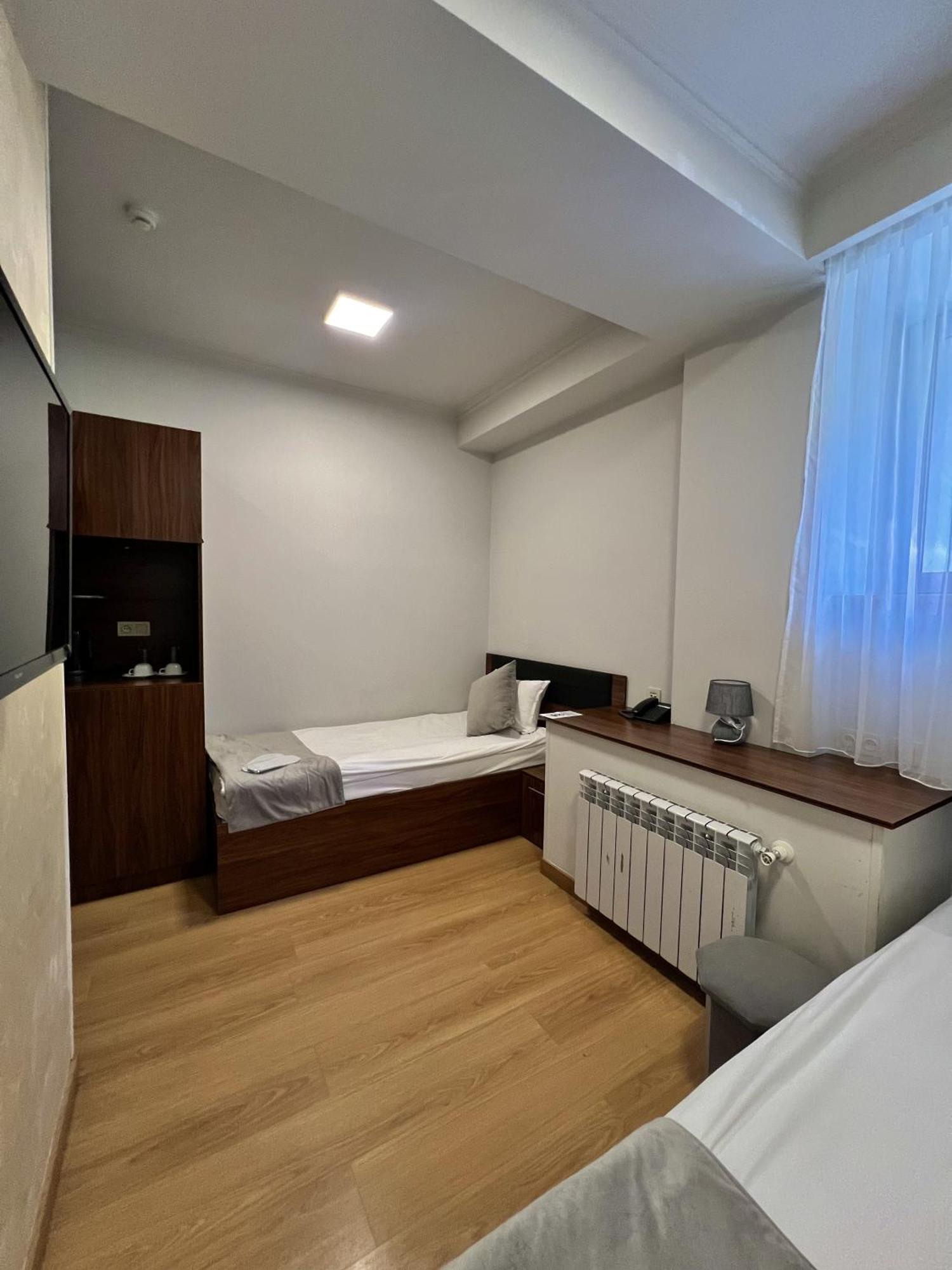 Mashtots Hotel Yerevan Bagian luar foto