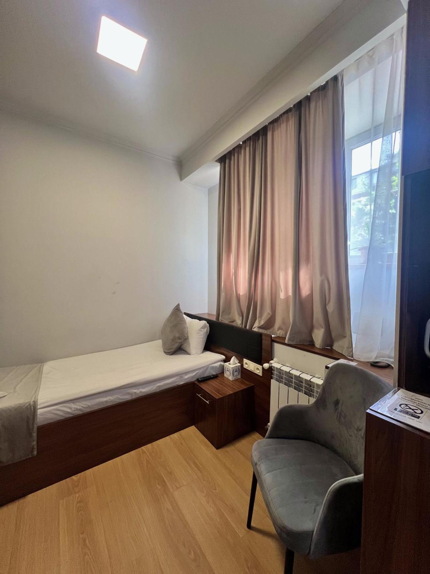 Mashtots Hotel Yerevan Bagian luar foto