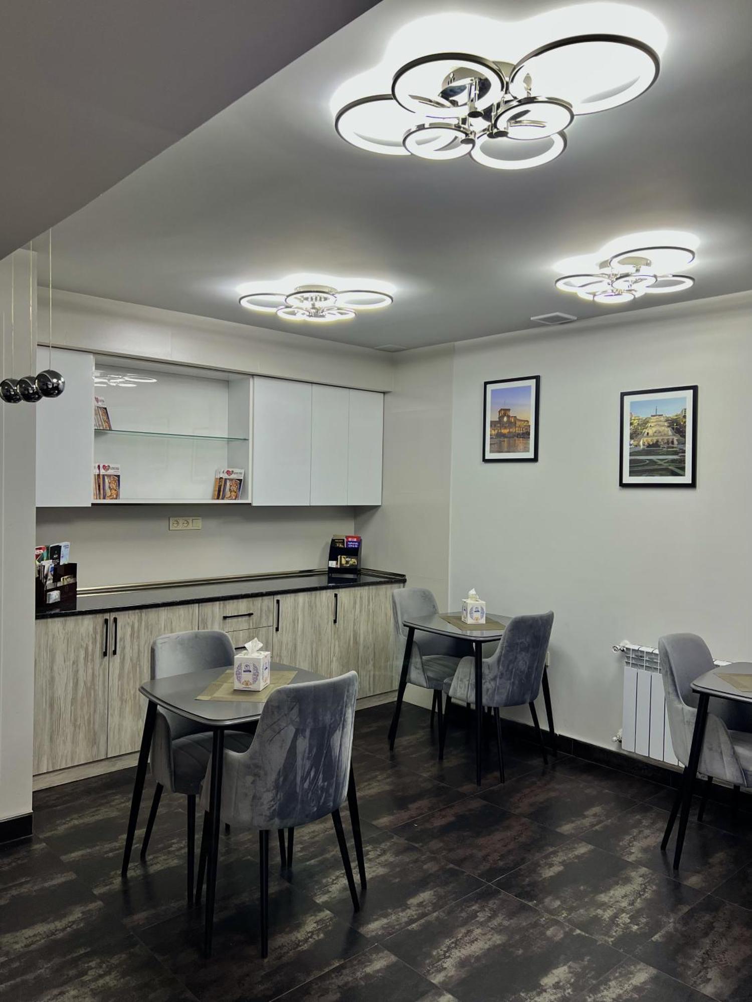 Mashtots Hotel Yerevan Bagian luar foto