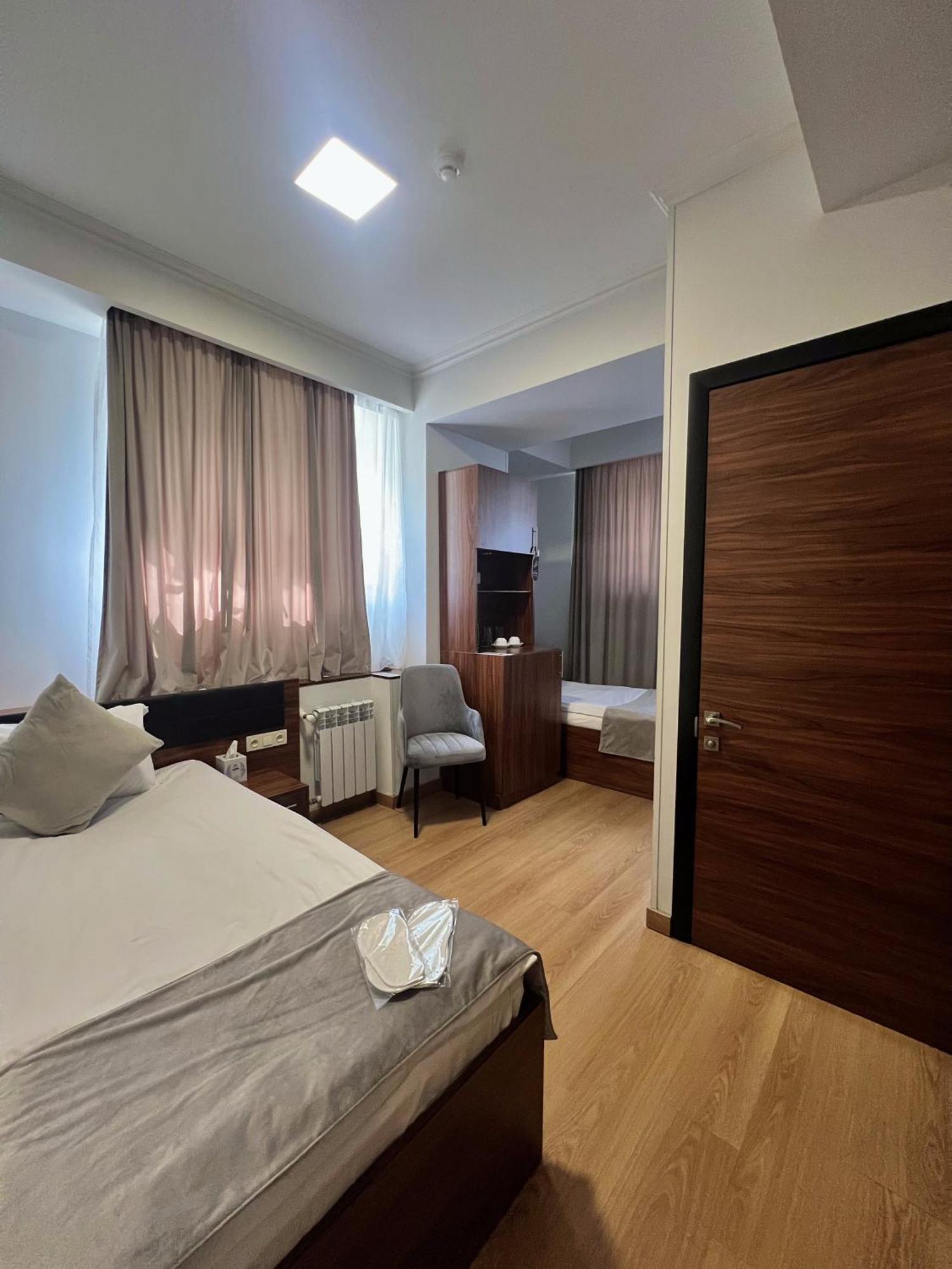 Mashtots Hotel Yerevan Bagian luar foto