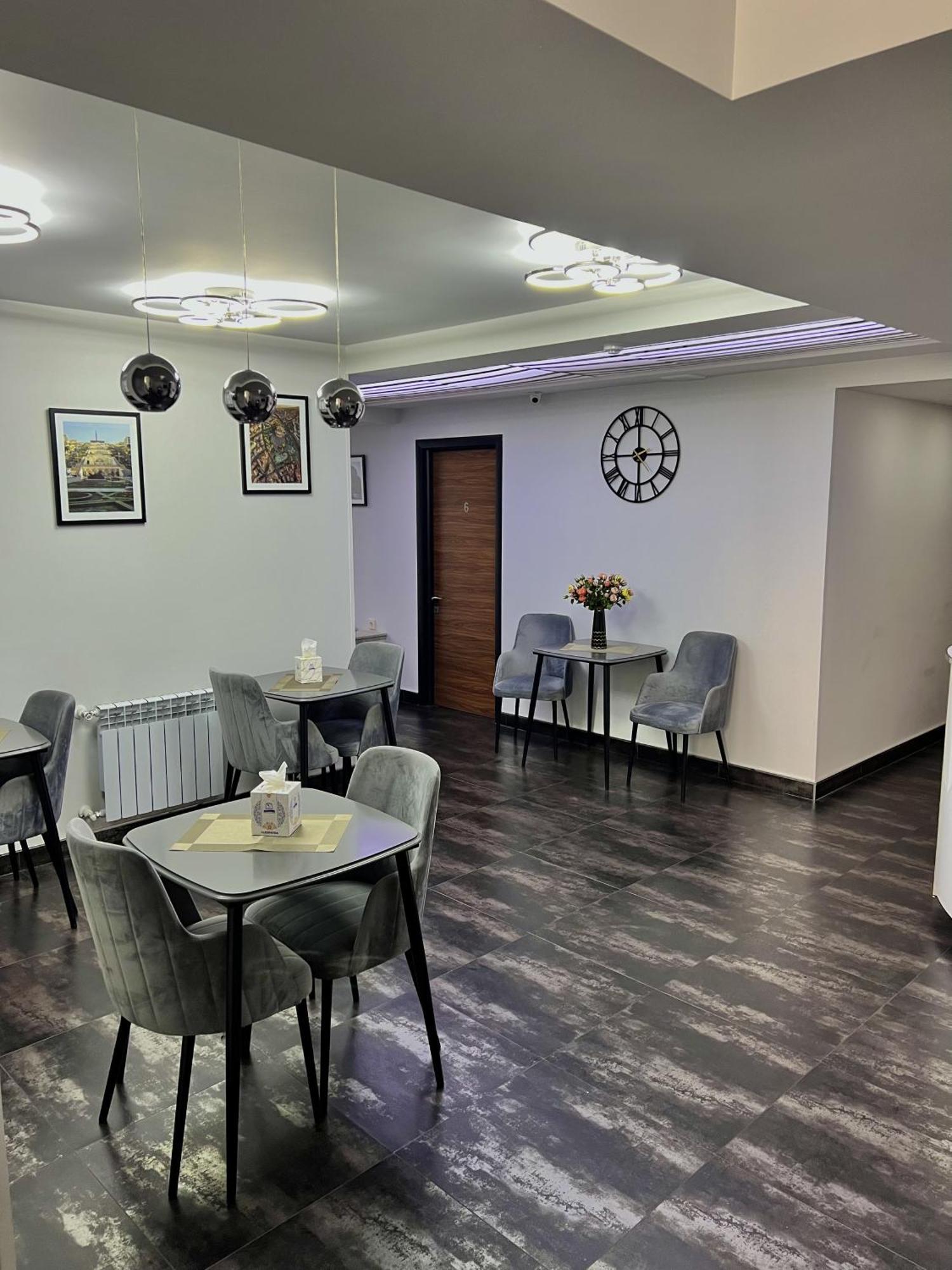 Mashtots Hotel Yerevan Bagian luar foto