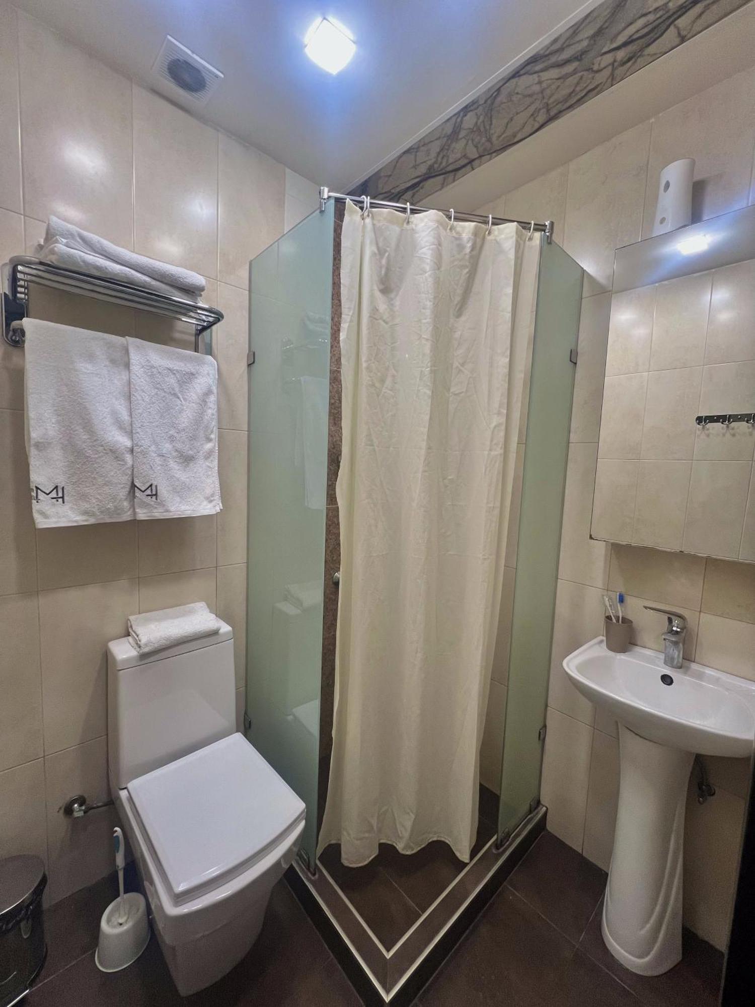 Mashtots Hotel Yerevan Bagian luar foto