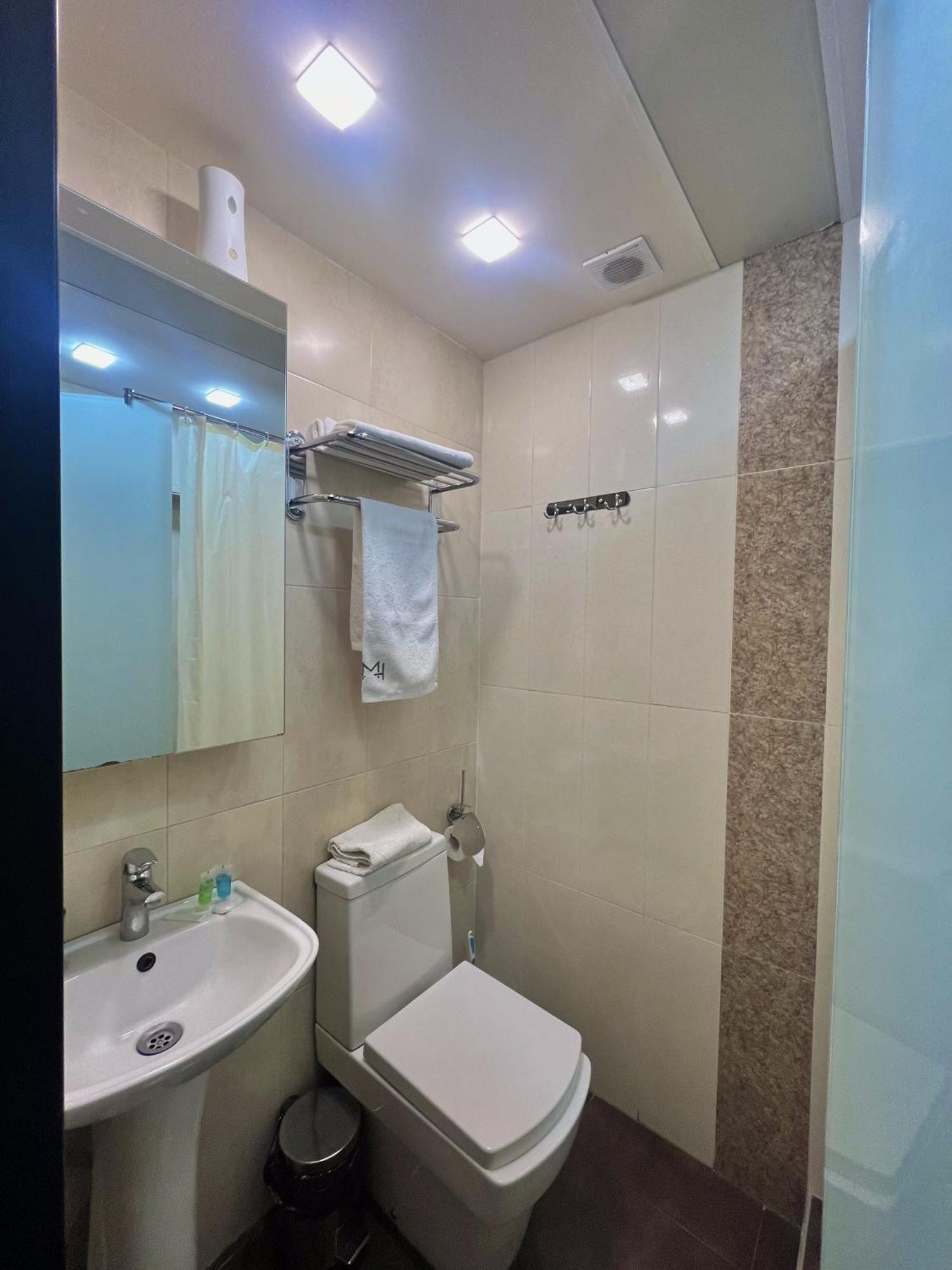 Mashtots Hotel Yerevan Bagian luar foto