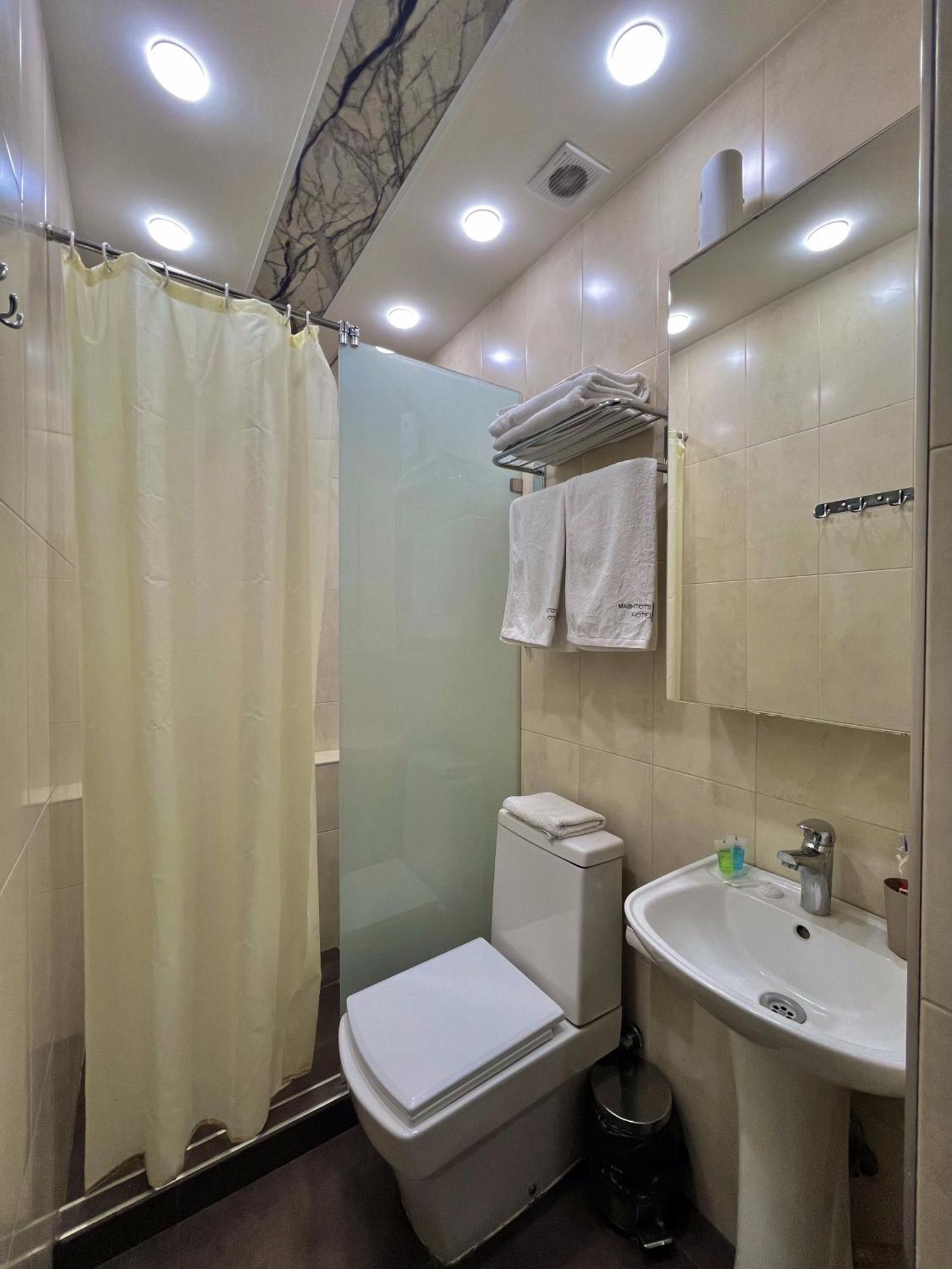 Mashtots Hotel Yerevan Bagian luar foto