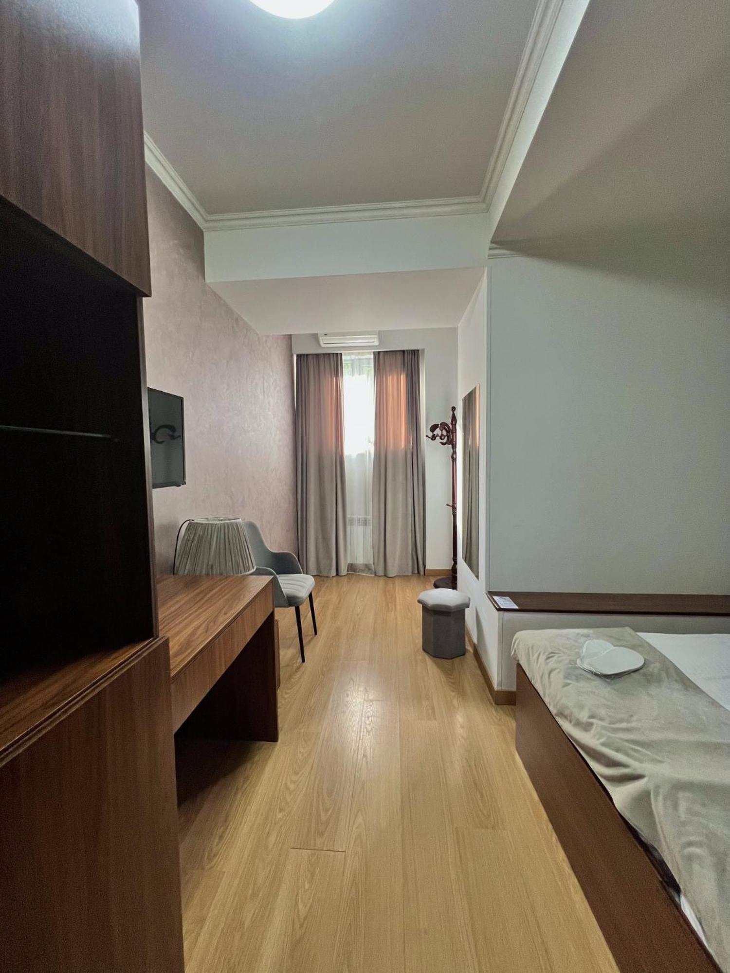 Mashtots Hotel Yerevan Bagian luar foto