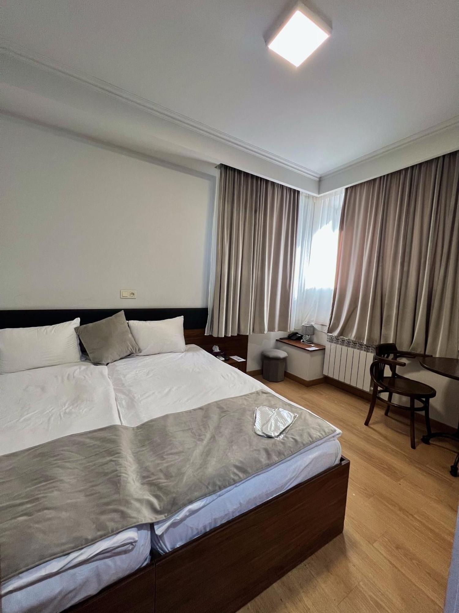 Mashtots Hotel Yerevan Bagian luar foto