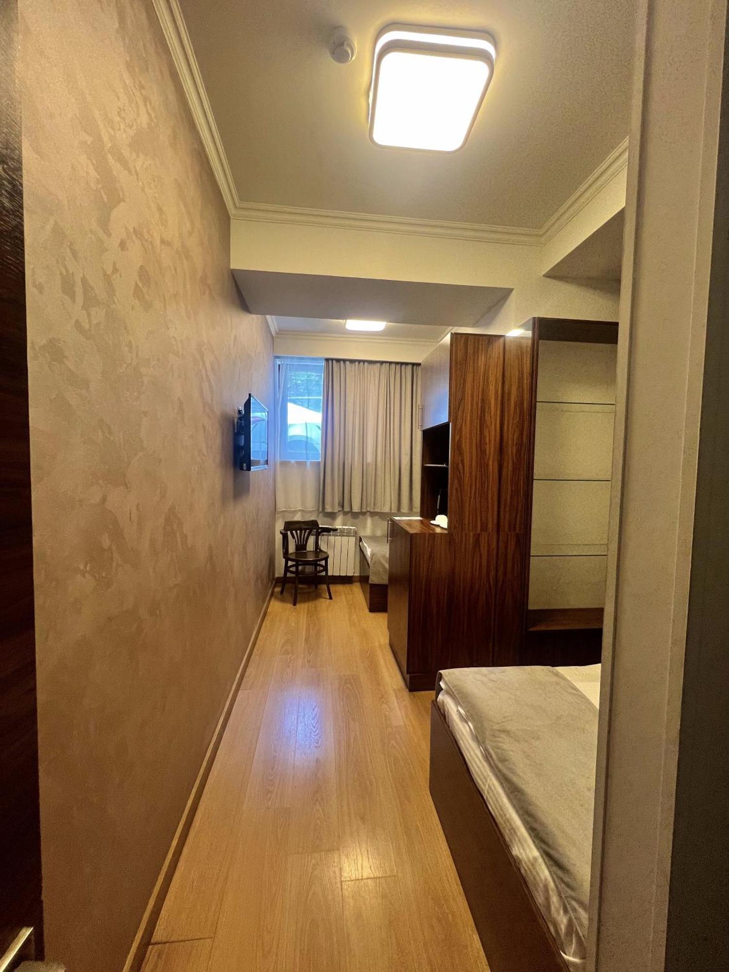 Mashtots Hotel Yerevan Bagian luar foto