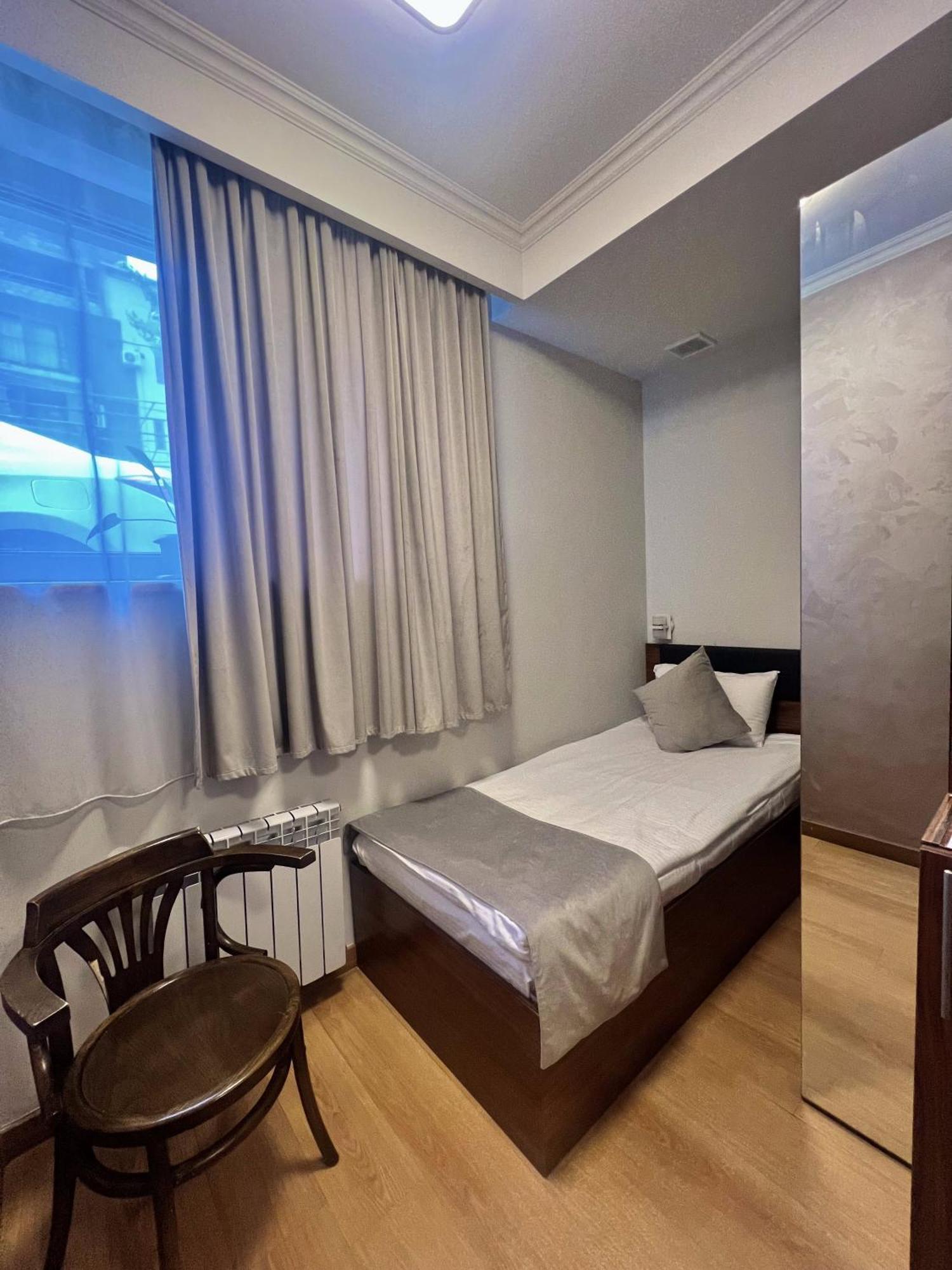 Mashtots Hotel Yerevan Bagian luar foto