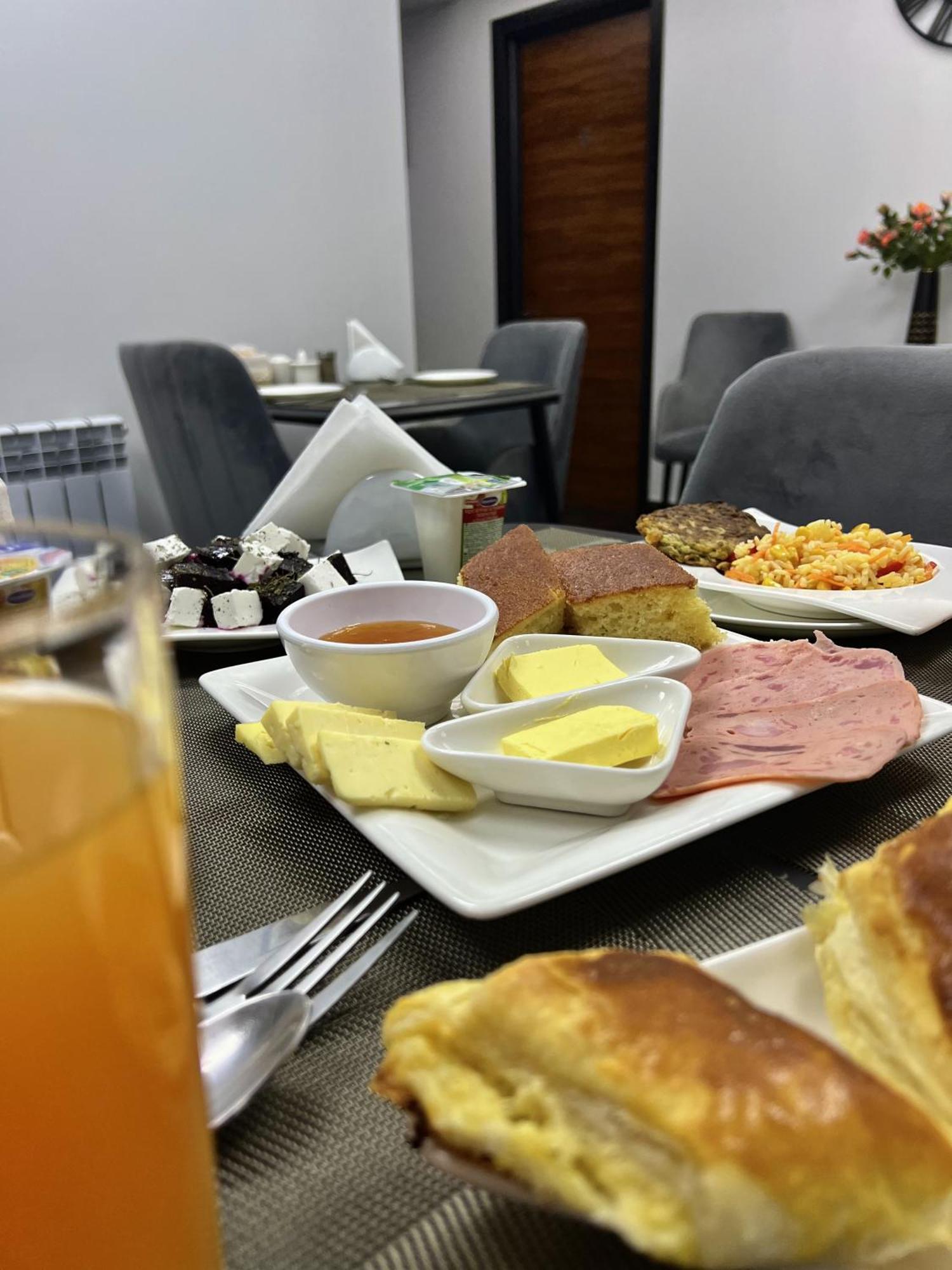 Mashtots Hotel Yerevan Bagian luar foto